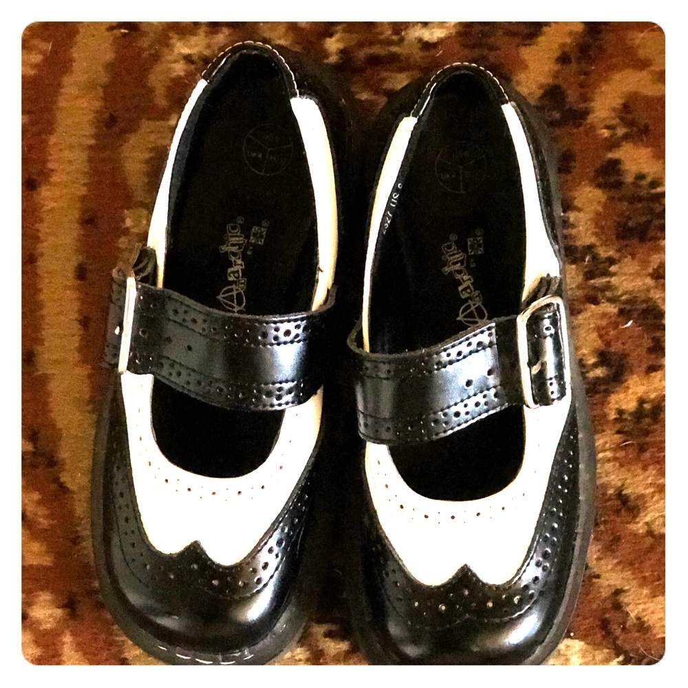 Blk & wht 90’s Mary Janes